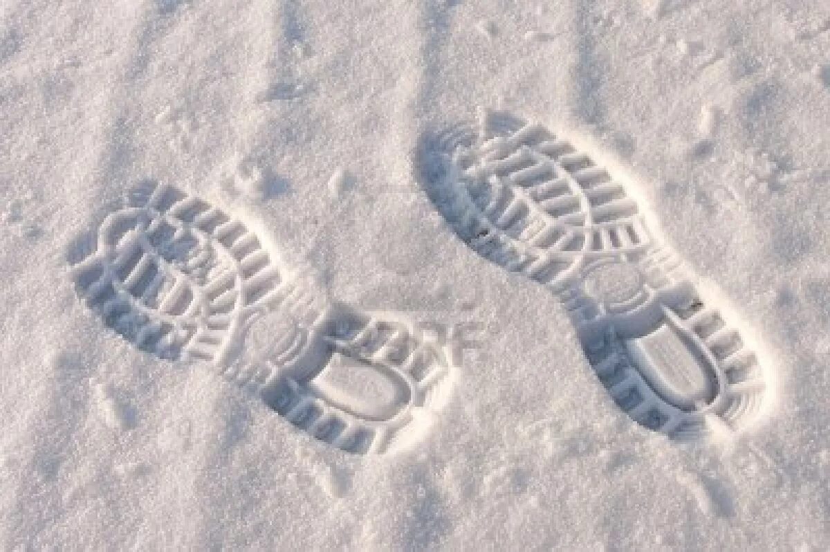 забавная железнодорожный следы. следы обуви. отпечаток обуви на снегу. следы человека на снегу. объемные следы.