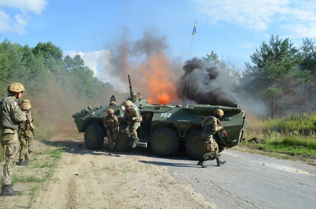 Русские боевых действий. БТР 80 ополченцев Донбасса. Украинские военные в бою. БТР В бою. Донбасс военные на БТР.