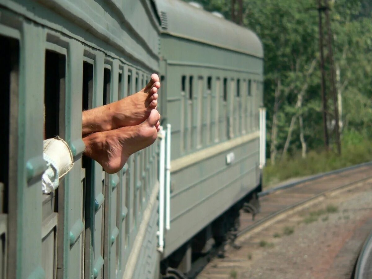 Уезжать стучать. Смешные поезда. Приколы в поезде. Человек выглядывает из поезда. Уезжающий поезд.