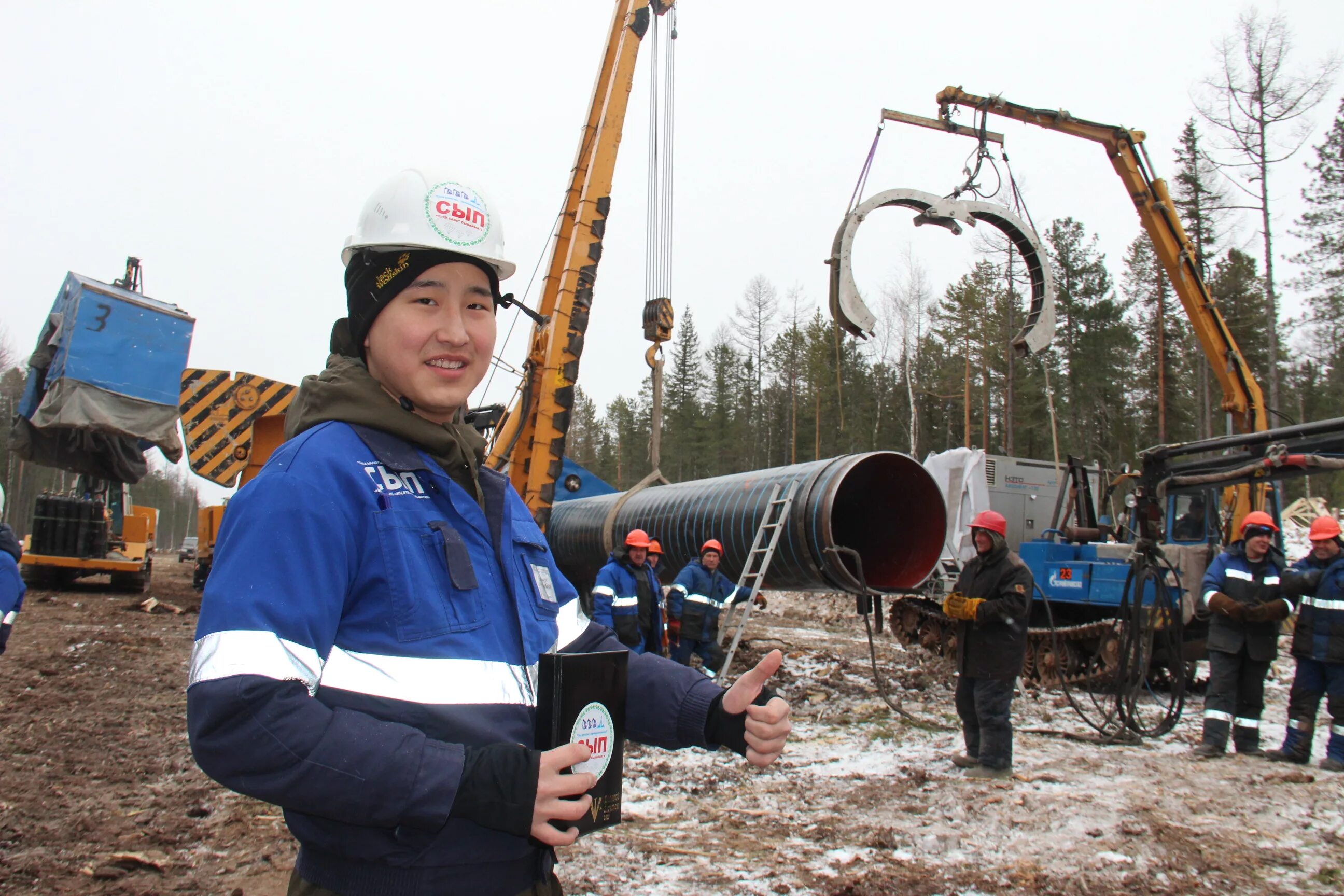 Рабочие якутск. Саха Якутия промышленность. Стройка газопровода в Якутии. Республика Саха промышленность. Рабочие Якутии.