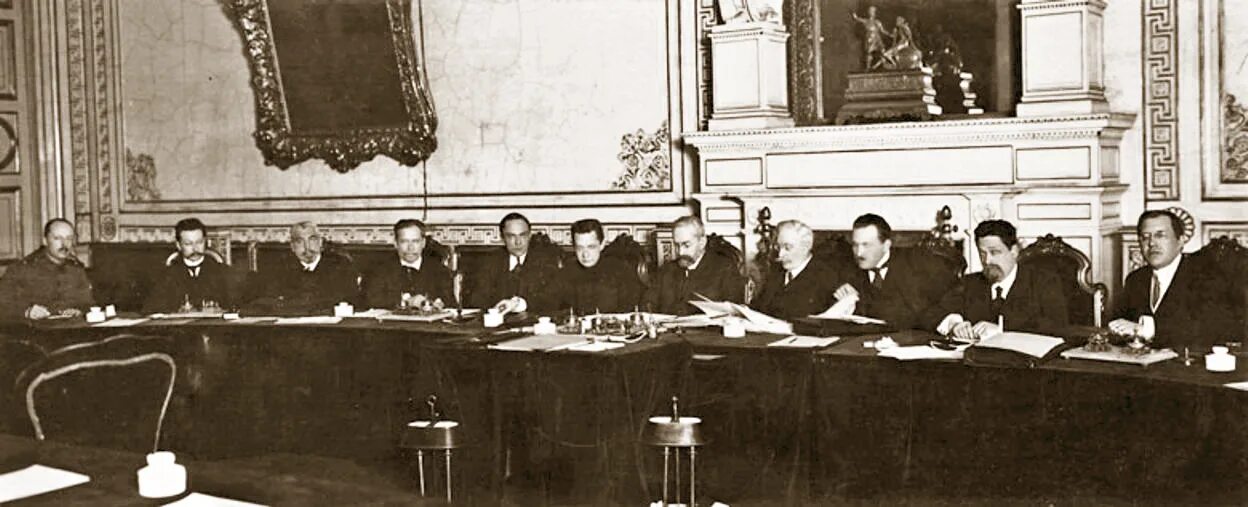 First government. Временное правительство в 1917 г. Заседание временного правительства 1917. Временное правительство март 1917. 1 Коалиционное правительство 1917.