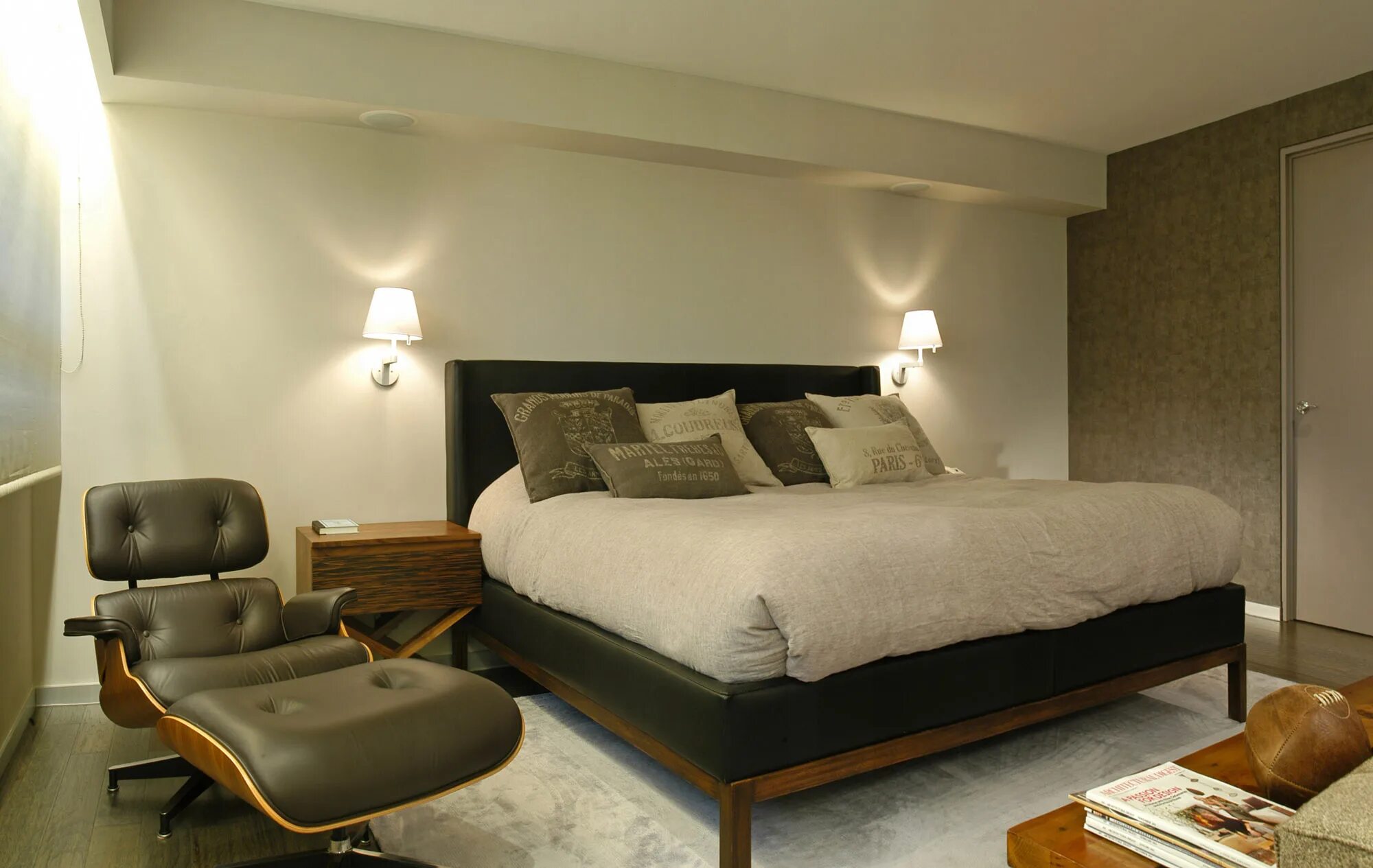 светильники над кроватью в спальне. высота светильника над кроватью. бра над кроватью в спальне. кровать икеа ниволль. настенные светильники в спальню.