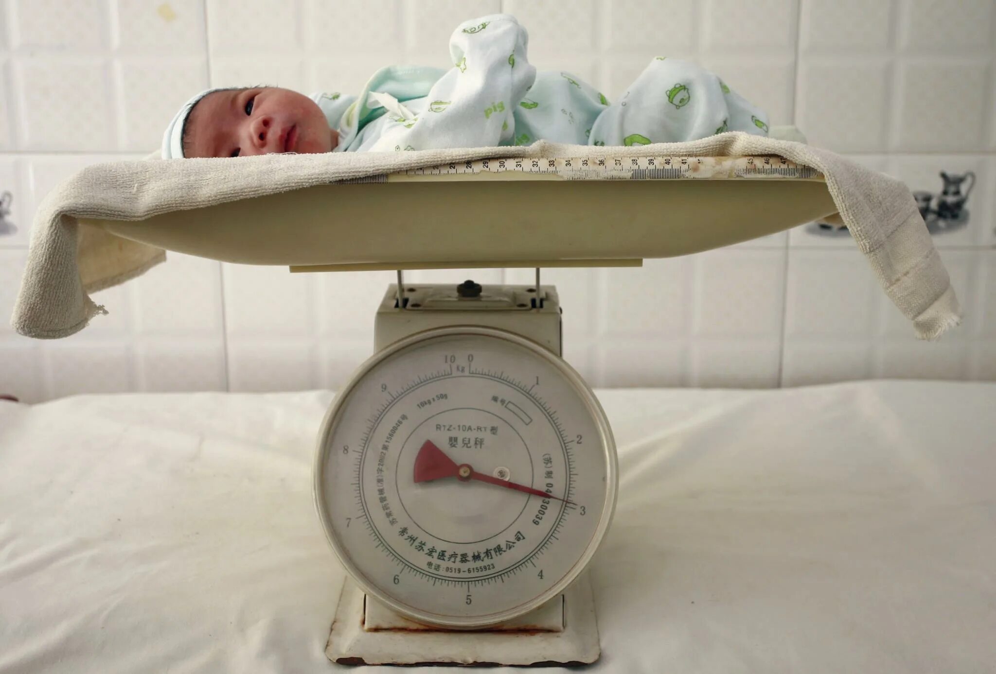 1400 килограммов. Новорожденный весом 2700. Вес новорожденного ребенка. Ребенок на весах новорожденный. Новорожденный весом 3200.