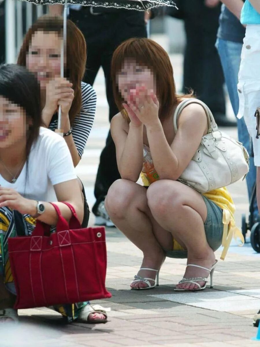 японски подсмотренное. японцы в общественном транспорте. Js jc b610. у японских женщин под юбкой. под юбкой японок магазине.