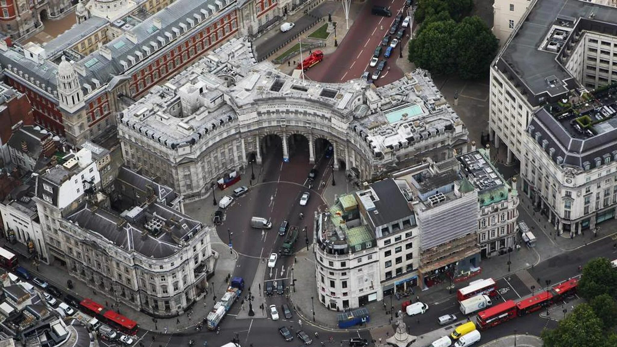 Какой центр лондона. Арка Адмиралтейства в Лондоне. Admiralty Arch в Лондоне. Арка Адмиралтейства на Трафальгарской площади. Исторический центр Лондона.