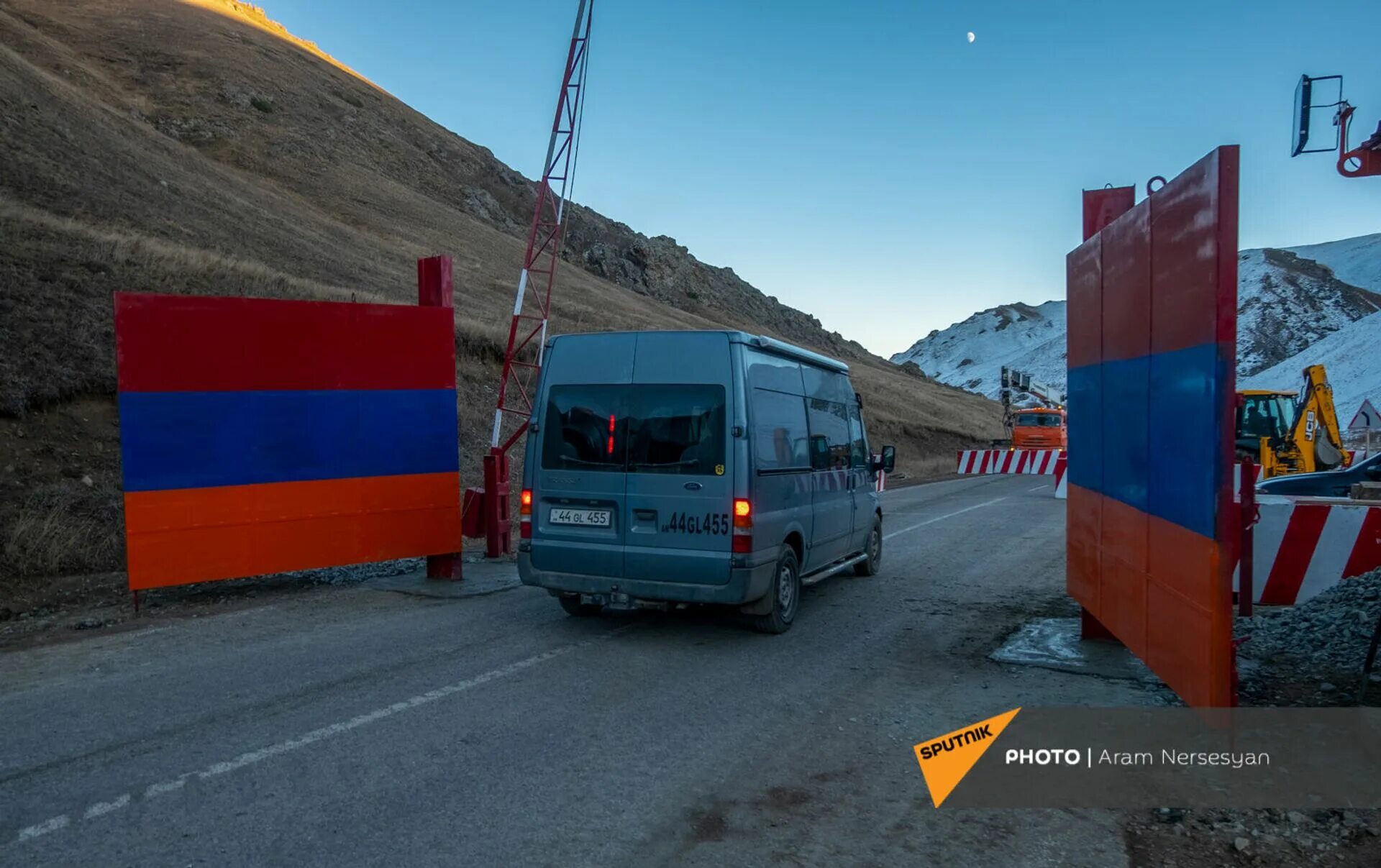 Делимитация границы армении и азербайджана. Граница между азербайджаном арменией. Граница армении и азербайджана. Армения границы. Азербайджано-армянская граница.