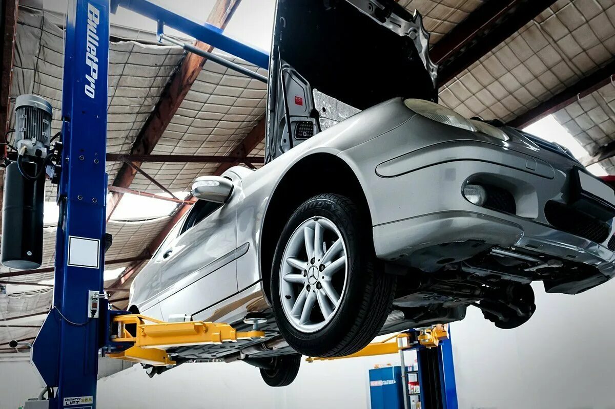 замена автомобильного акб. масло в двигатель. машины под замену. замена акб авто. техническое обслуживание автомобиля.