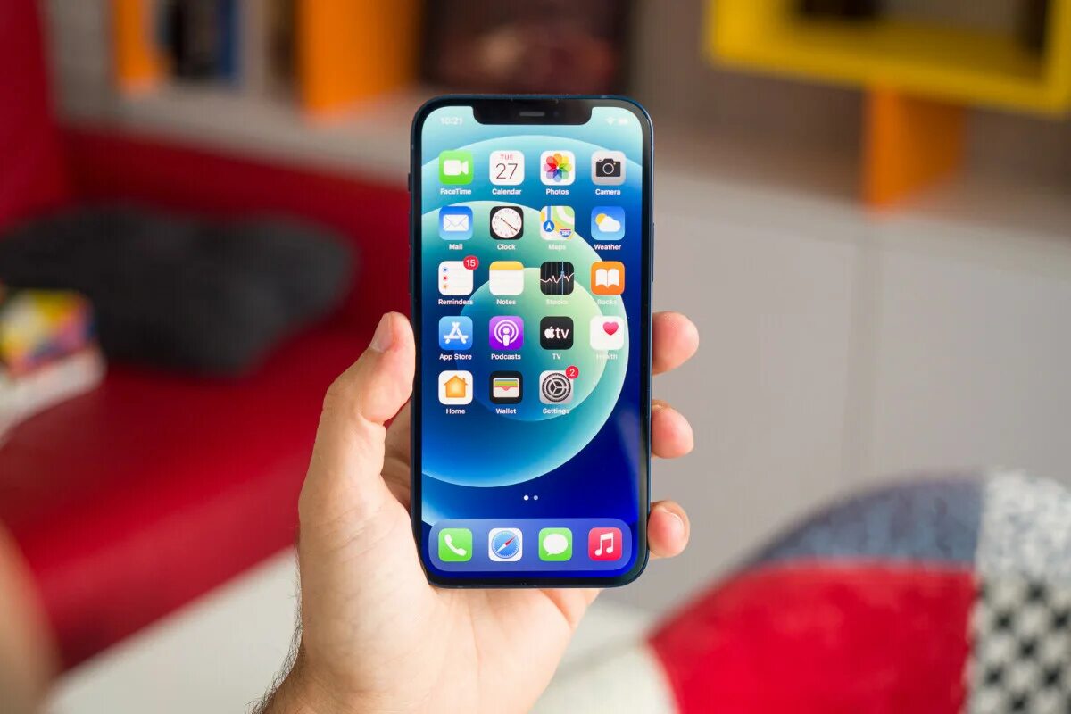 Айфон 13 мини в руке фото Counterpoint: iPhone 13 привёл к рекордным доходам рынка от продажи смартфонов в