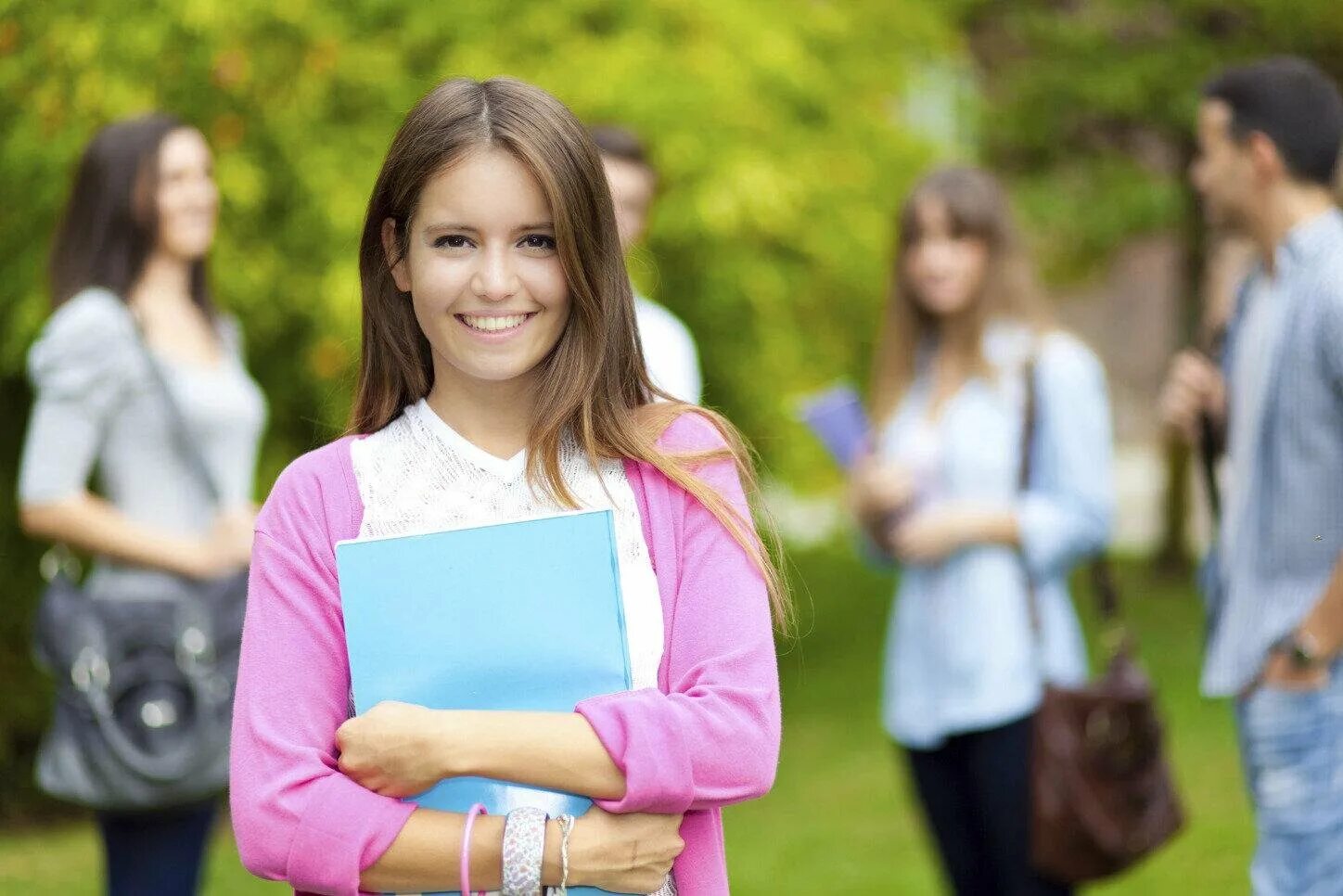 Am a first year student. Красивый студент. Девушки студентки. Счастливые студенты. Студентка улыбается.