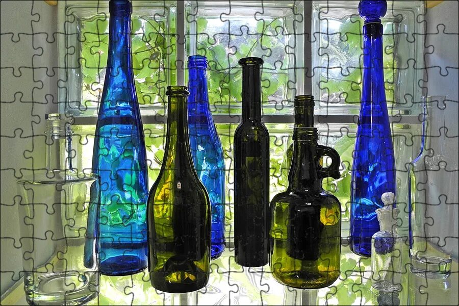 Красивая стеклянная бутылка. Стеклянная бутылка. Красивые стеклянные бутылки. Цветные стеклянные бутылки. Цветное стекло.