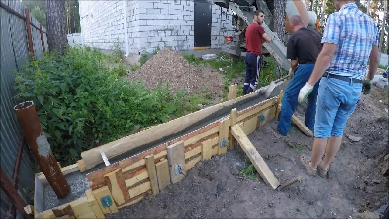 Опалубка из досок для фундамента. Опалубка для столбов фундамента. Раскрепление опалубки фундамента. Опалубка из осб 12 мм. Фундамент для забора.