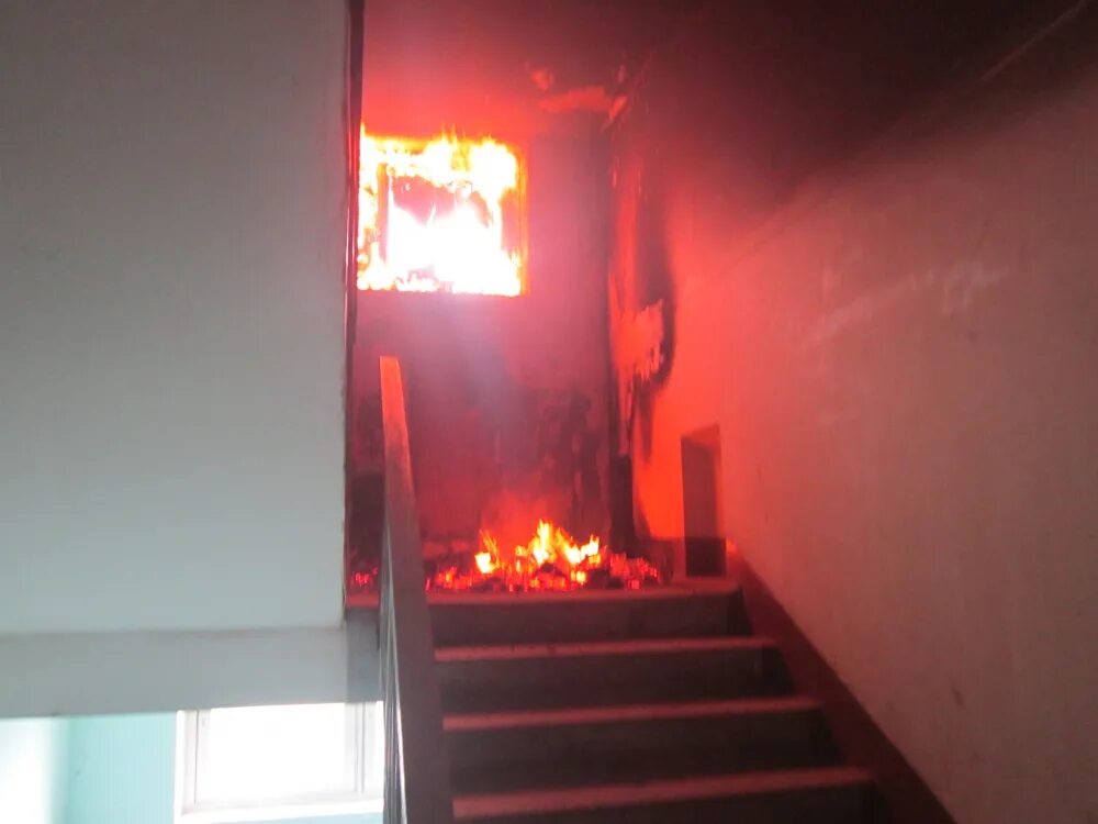Горючая отделка. Пожар в подъезде. Пожар в квартире. Пожар на лестничной клетке. Горит подъезд.