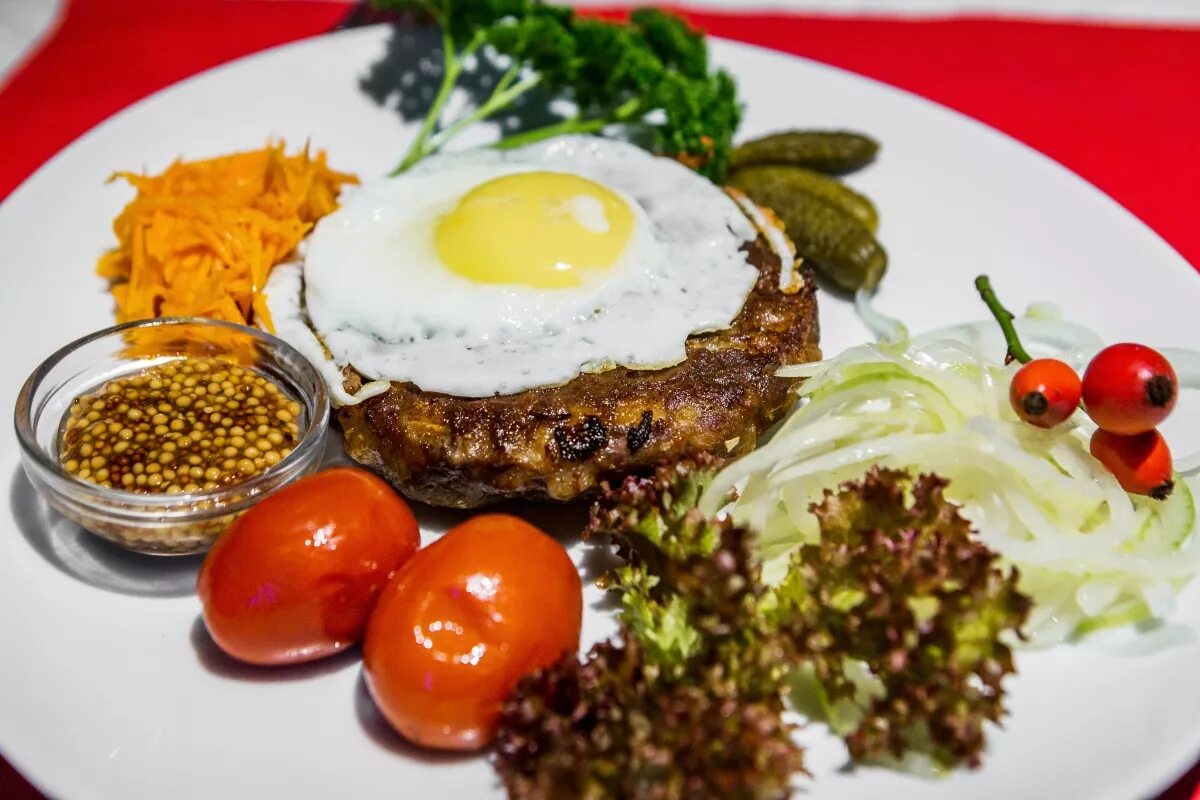 бифштекс с яичницей глазуньей. бифштекс министерсерский. бифштекс адрон. бифштекс говяжий с яйцом пашот. бифштекс линдстрём.