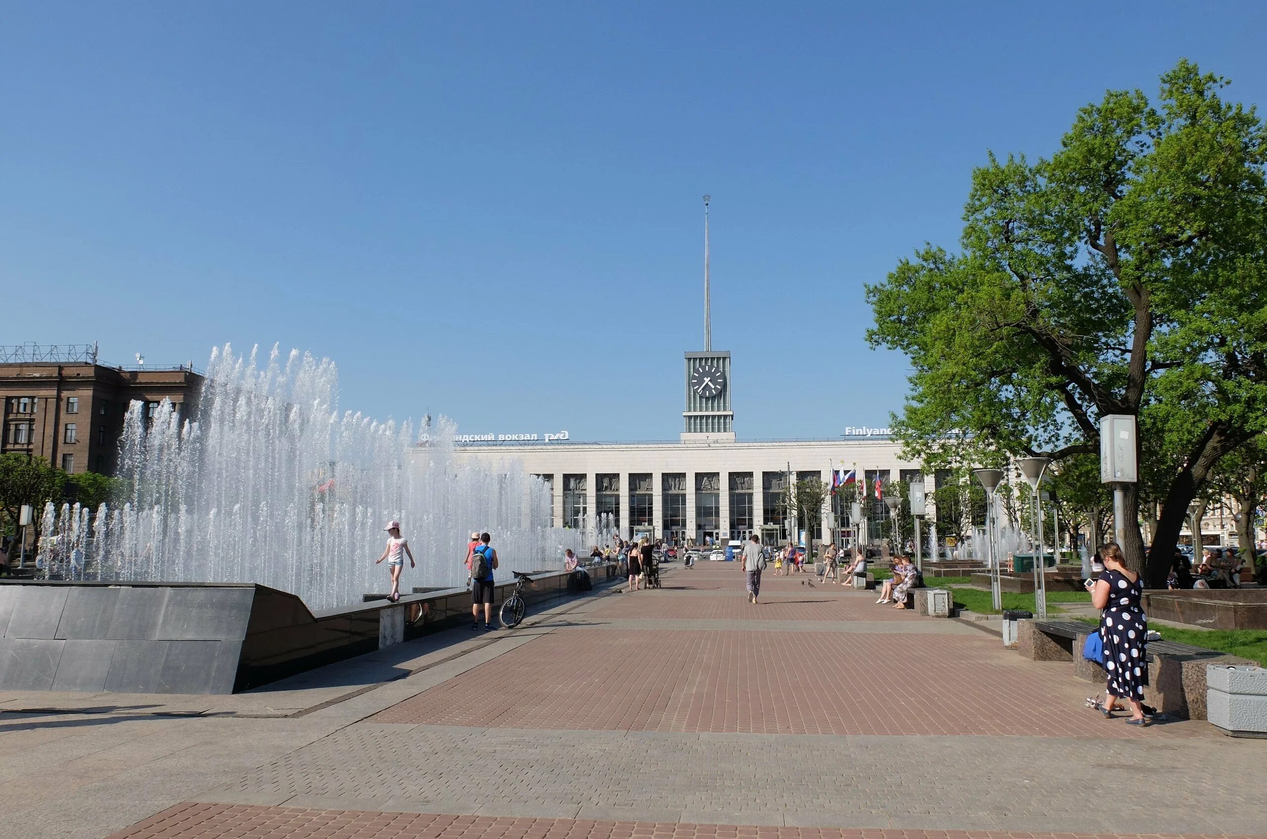 Пл ленина спб. Площадь Ленина Финляндский вокзал. Финляндский вокзал фонтаны. Сквер у Финляндского вокзала. Площадь у Финляндского вокзала.