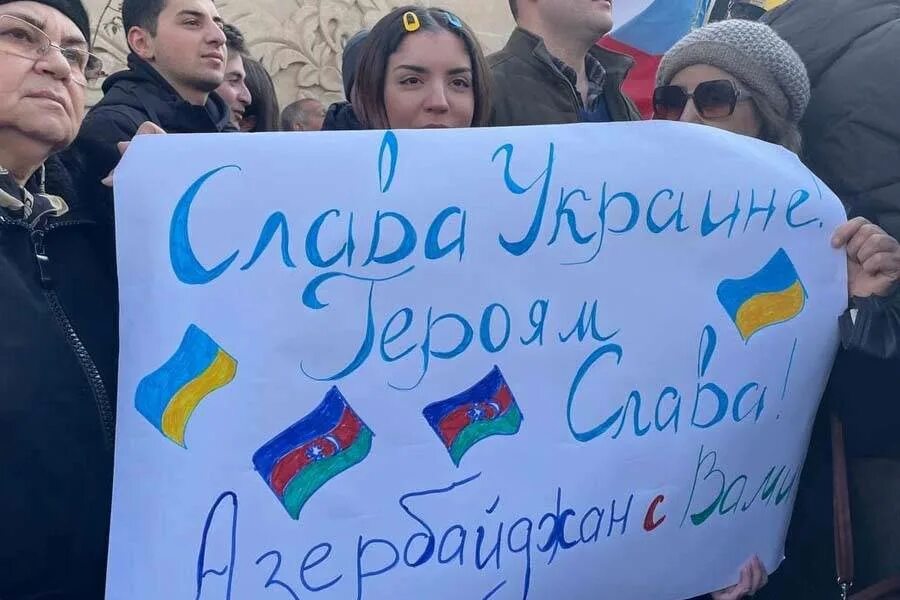 Азербайджан поддержал россию. Митинг в Баку в поддержку Украины. Поддержка Украины Азербайджан. Азербайджанские митинги в поддержку Украины. Азербайджанцы за Украину.