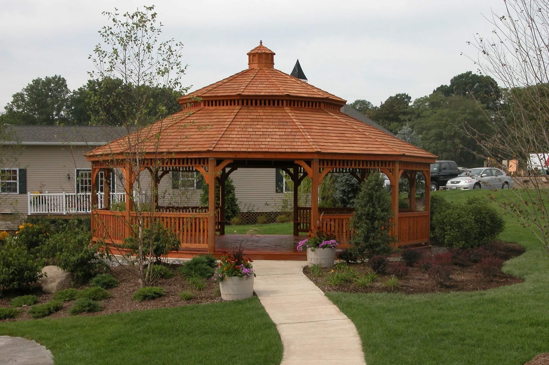 Передача беседка. Wooden Gazebo беседки. Беседка брусовая Gazebos. Беседка газебо современная. Беседка с вальмовой крышей.