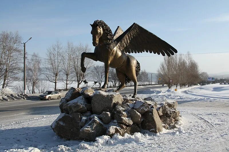 геральдический единорог. челябинская область златоуст крылатый конь. памятник крылатому коню в златоусте. конь с крыльями изображенный на гербе златоуста. скульптура крылатый конь в златоусте.