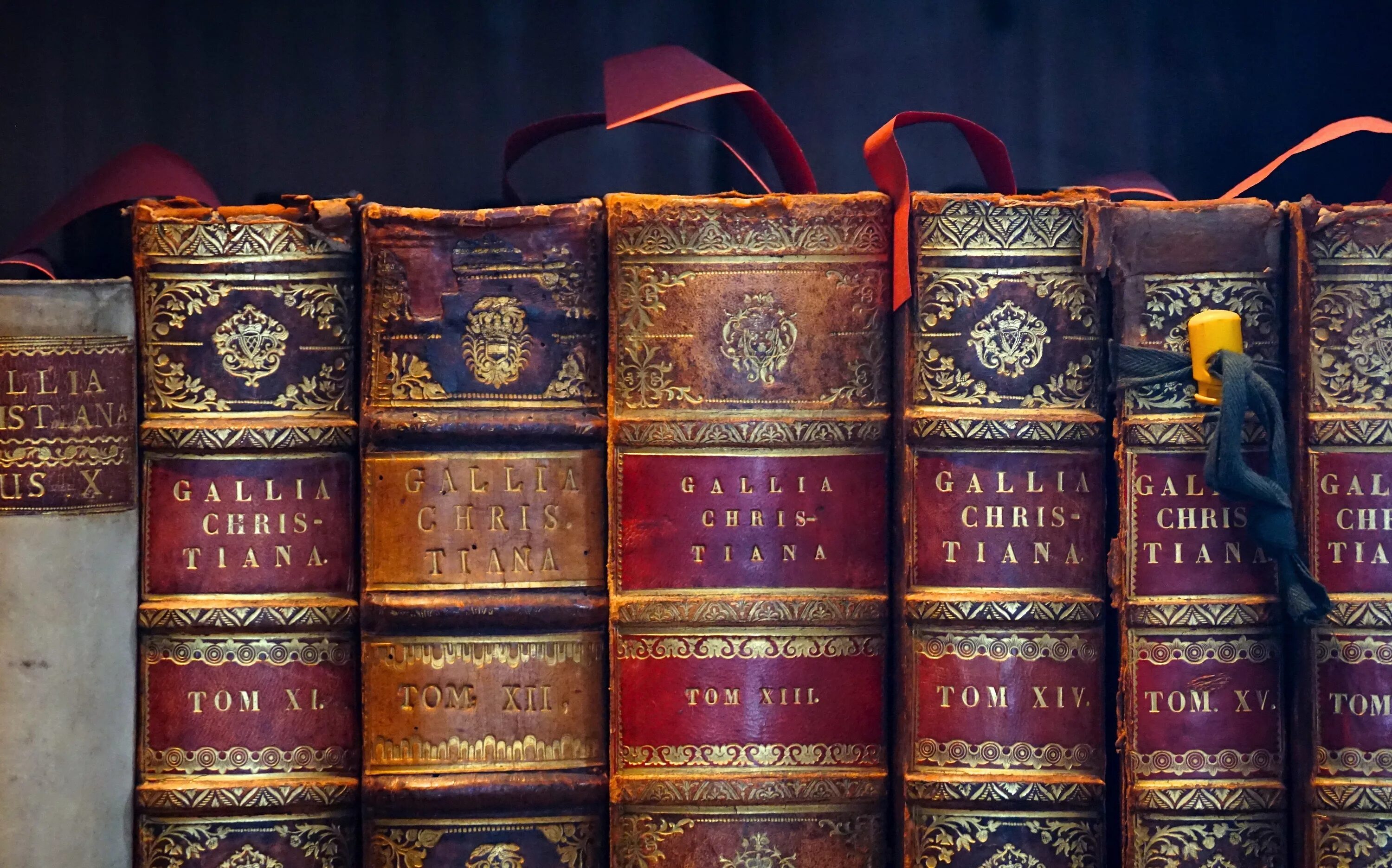 Информация о количестве художественных книг. Старинные книги. старинная книжка. изображение старинных книг. иллюстрации старинных книг.