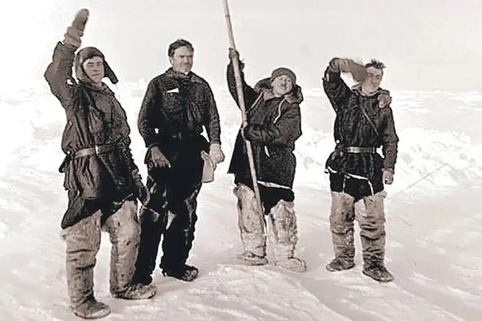 North pole 1. Экспедиция Папанина на Северный полюс 1937. Папанин Экспедиция на Северный полюс. Северный полюс 1 Папанин. Дрейфующая станция Северный полюс 1.