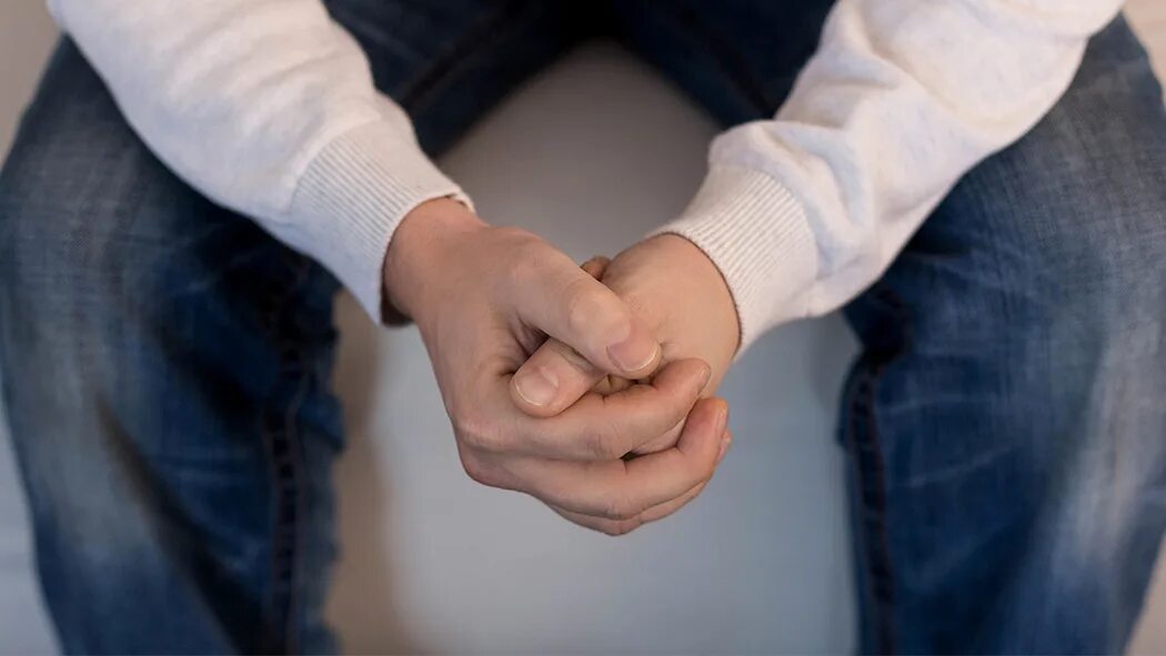 руки в замке мужчина. руки в замке мужчина. сцепленные руки. скрещенные руки на столе. руки в замке мужчина.