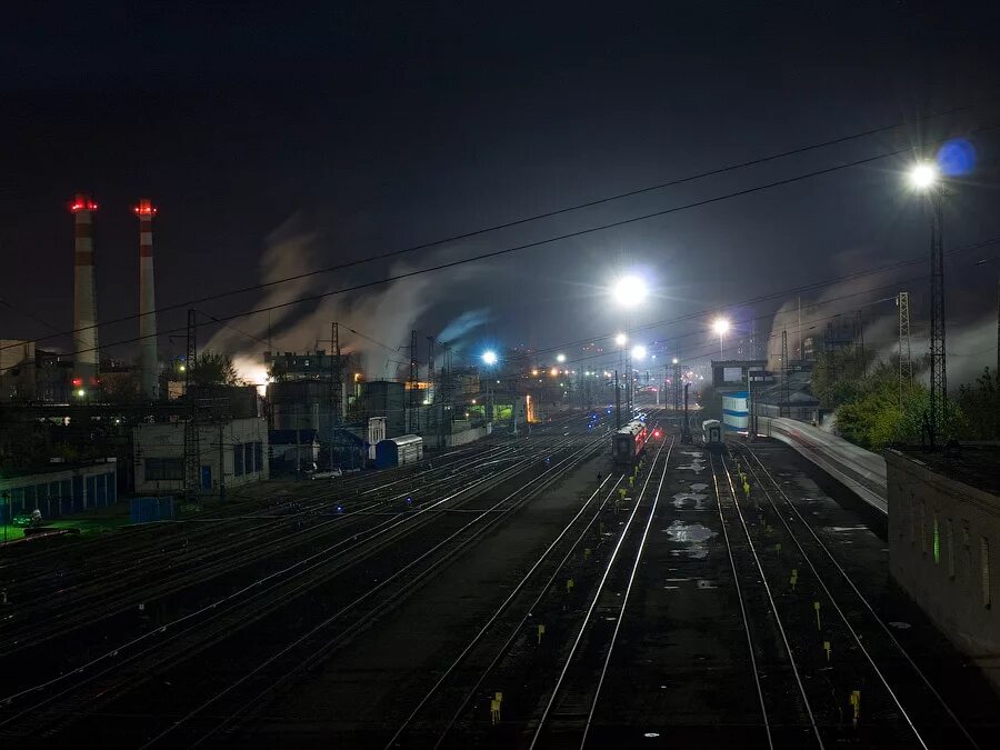 Фабричная окраина. Рубцовск ЖД вокзал ночь. Ачинск вокзал ночью. Ночная железная дорога. Железная дорога ночью.