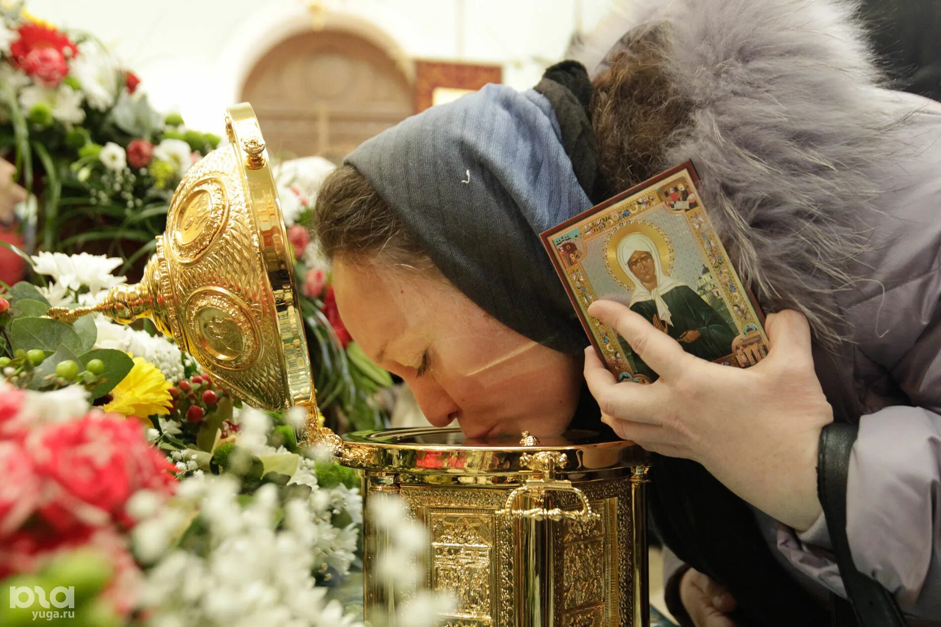 Матрона московская святыня. Православные молятся. Приложиться к иконе. Как правильно прикладываться к иконе. Человек молится перед иконой.
