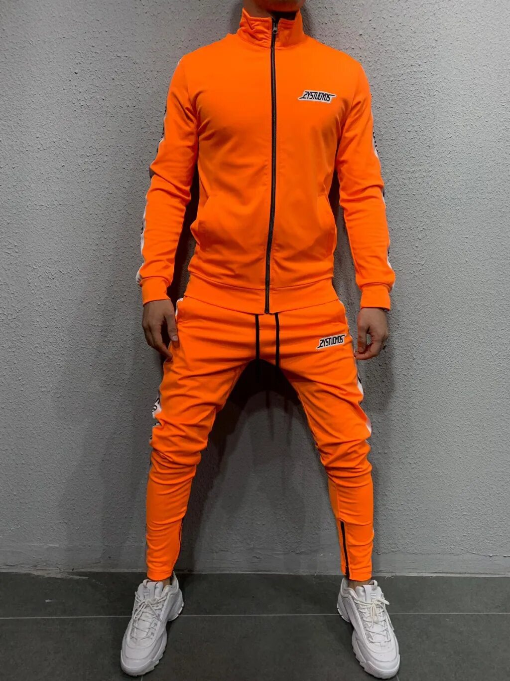 Спортивный костюм найк оранжевый. Оранжевый костюм адидас. Оранжевый спортивный костюм мужской адидас. Спортивка найк оранжевая.