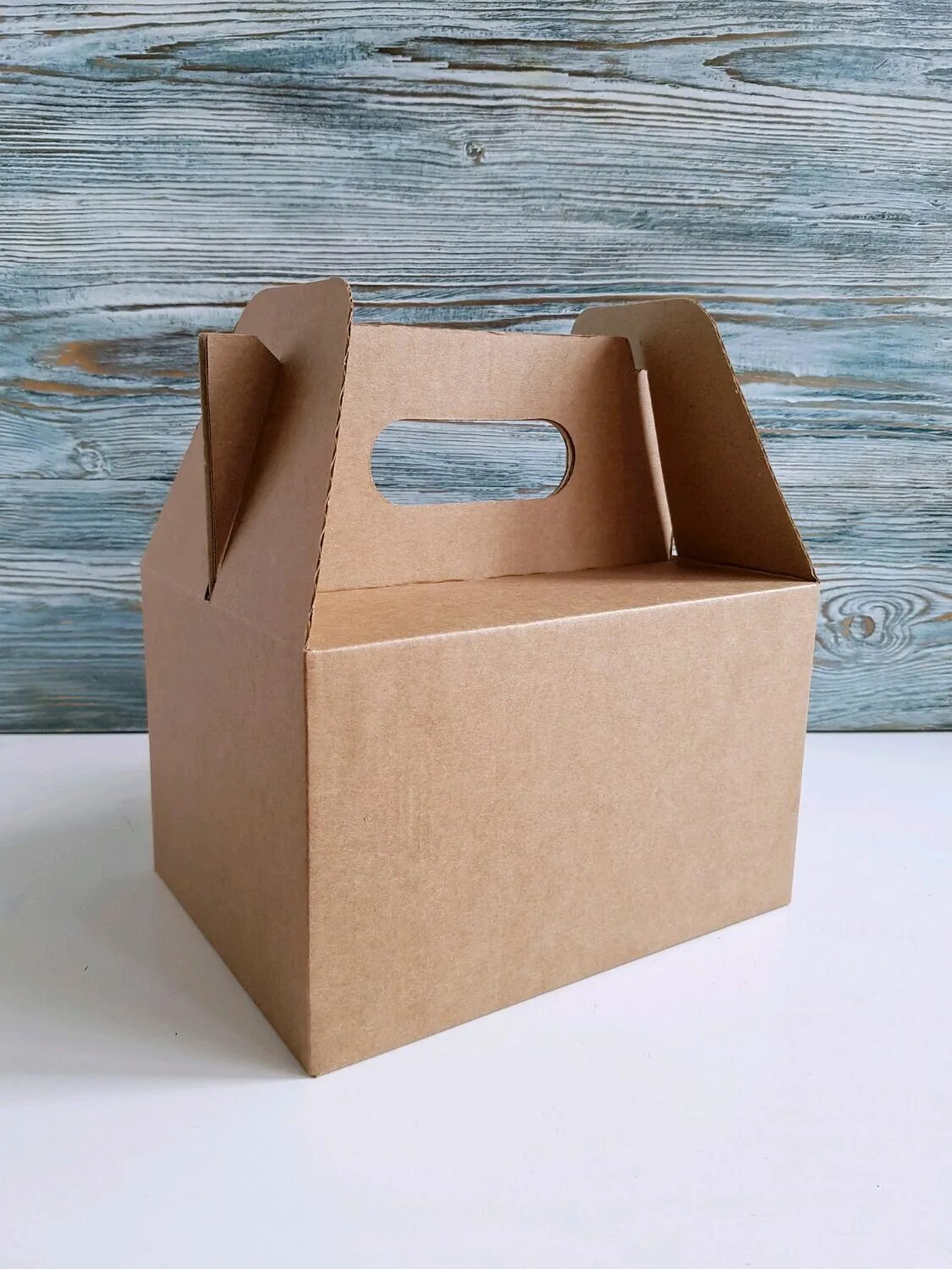 Коробка с ручкой из картона. Картонный чемоданчик. Короб картонный. Коробки из гофрокартона. Купить коробки московский