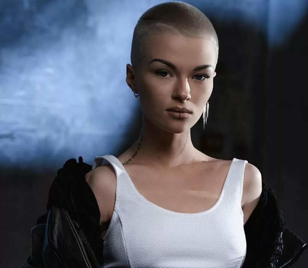 Диана индиго. Дана соколова black star. Певица тотал лысая. Дана соколова певица. Наргиз закирова.