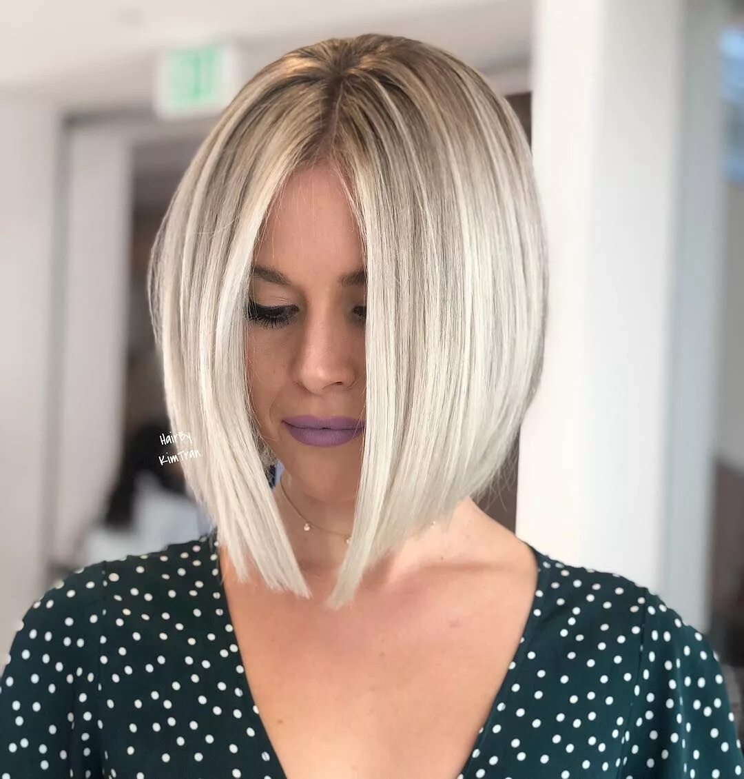 Каре боб с удлинением боб. Стрижка боб каре с удлинением спереди. Стрижка боб каре градуированное удлиненное. Стрижки удлиненное боб каре каре с челкой. Боб на удлинение с челкой.