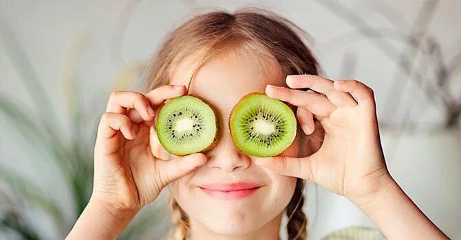Глаза из фруктов. Девушка с киви. Киви для детей. Фотосессия с киви.