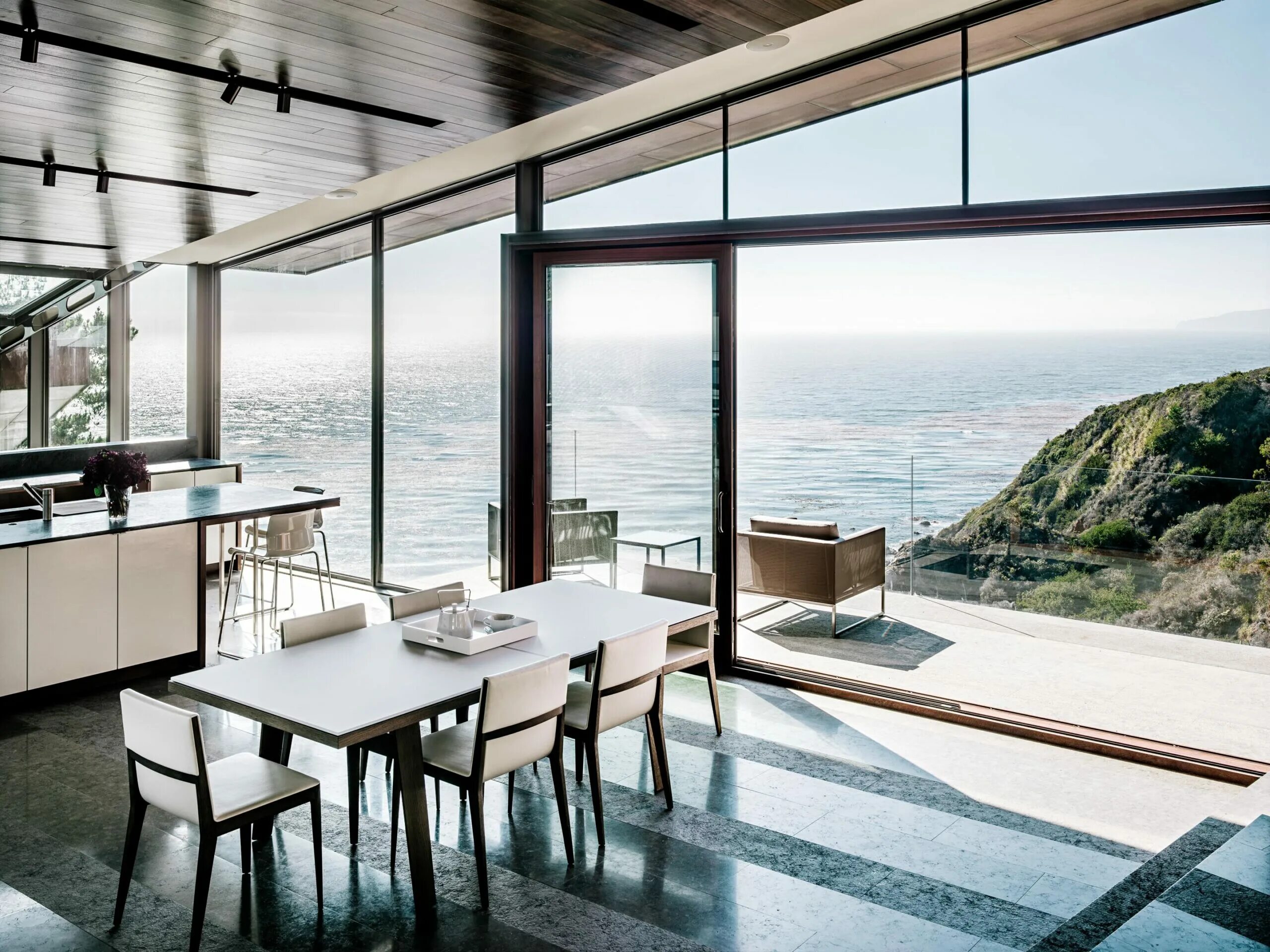 Жизнь в стеклянном доме. Дом с видом на океан. Вилла с панорамными окнами с видом на океан. Стеклянный дом с видом на океан. Вид на море с террасы.