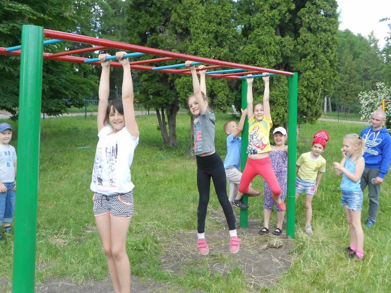 Спортивное направление в лагере. Спорт в лагере. Летний спортивный лагерь. Спортивные развлечения для детей в лагере. Детский оздоровительный лагерь.