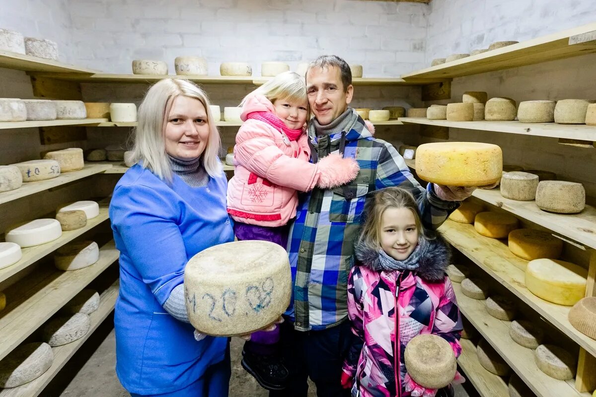 Из города в деревню многодетная семья. Ольговцы Лидский район. Купить сыр многодетная мать.