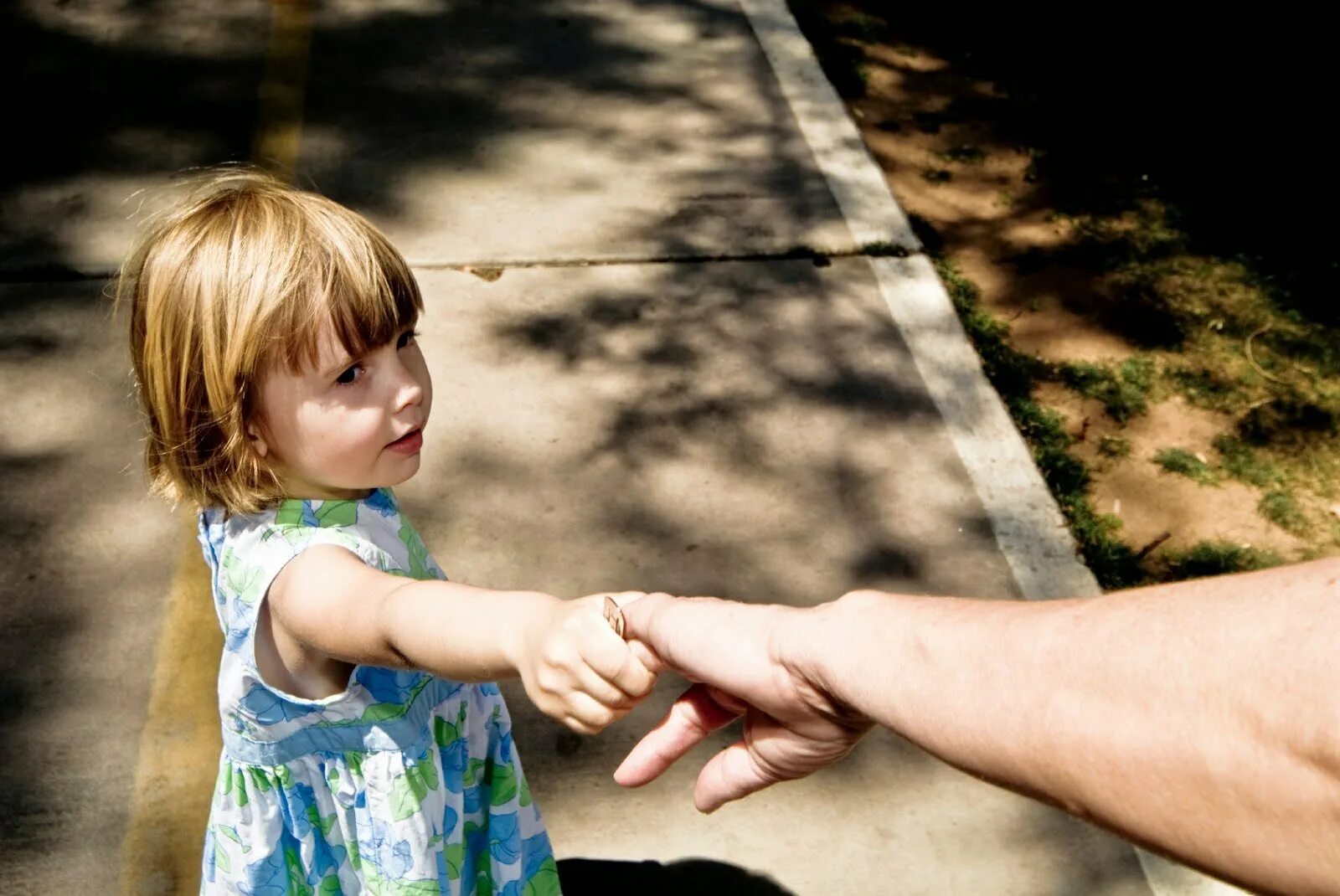 Попроси родителя помочь. Рука маленькой девочки. Разлука с ребенком. Ненужный ребенок. Ребенок протягивает руку.
