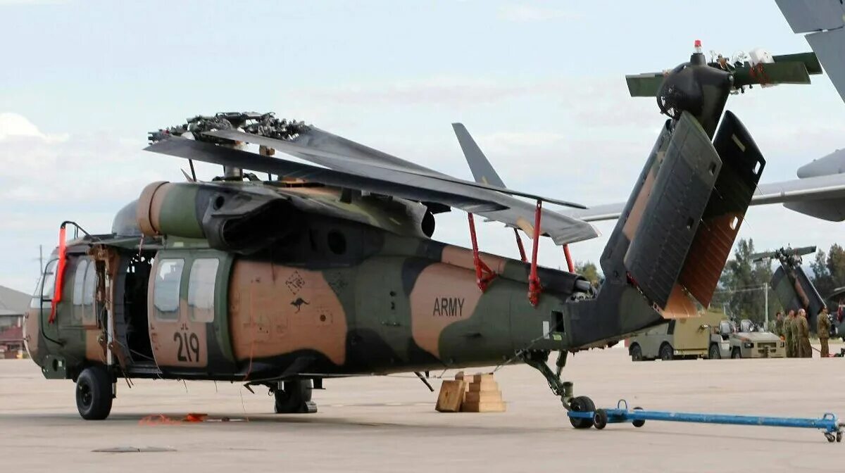 Bell uh-1 iroquois. Bell uh-1 iroquois вьетнам чертежи. Uh-1c iroquois кабина. Белл uh-1 «ирокез». Uh на русском.