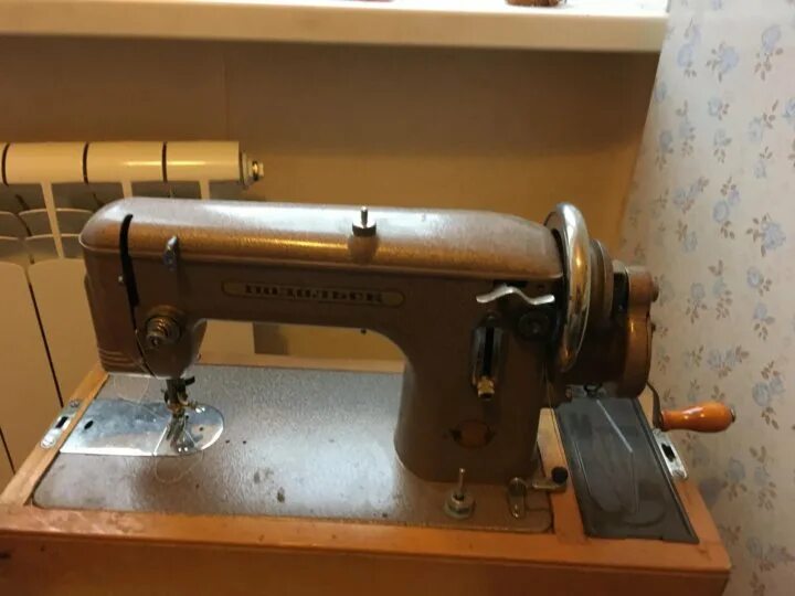 Подольская швейная машина с3106463. Старая швейная машинка подольск. Швейная подольск старого образца. Старинная ручная швейная машинка орион-15. Швейная машина подольск старая модель.