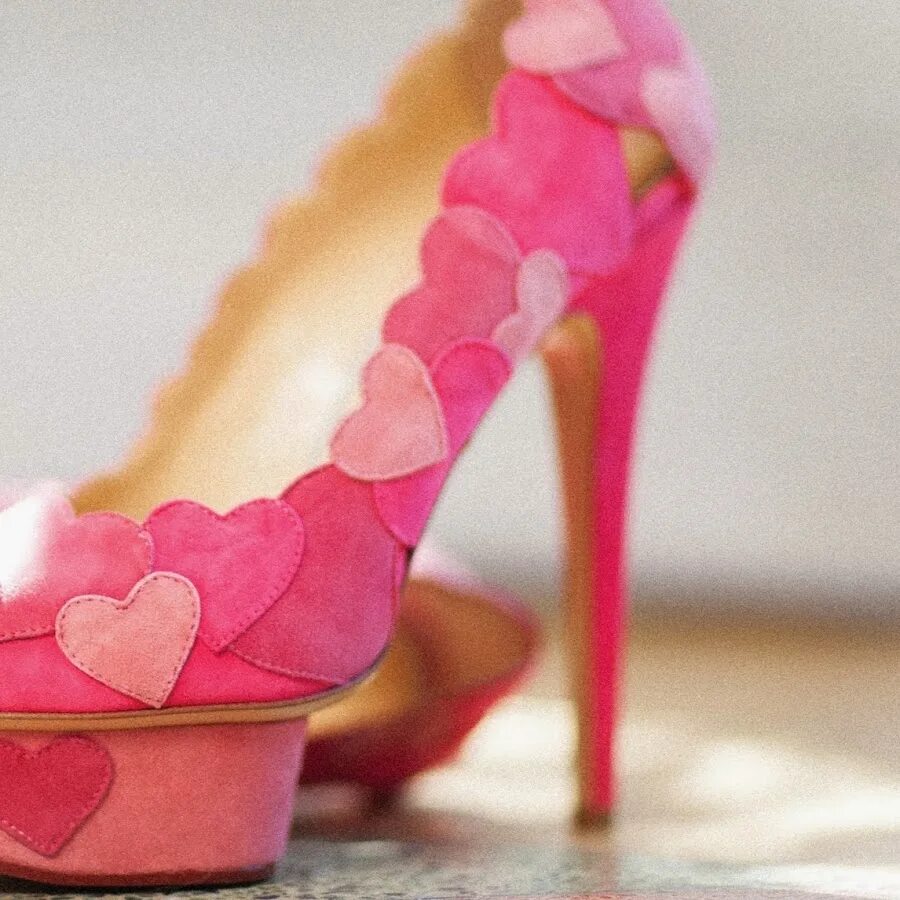 Самые уродливые кроссовки. Обои на телефон туфли. Высокие каблуки. Кроссовки iphone. Ботинки айфон.