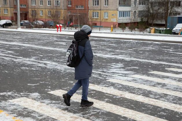 Переходит дорогу в неположенном месте. Переход дороги в неположенном месте. Переходить улицу в неположенном месте. Зима переход дороги. Штраф за неположенный переход дороги