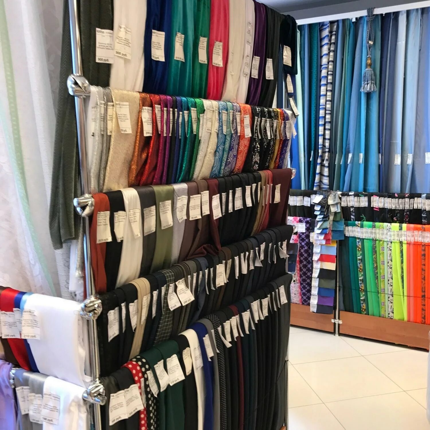 Магазин тканей. Оборудование для магазина ткани и фурнитуры. Оборудование для тканей. Магазин тканей и фурнитуры. Стеллажи для магазина тканей и фурнитуры.