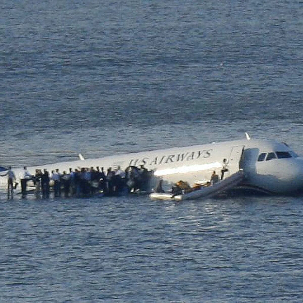 Аварийная посадка a320 на Гудзон. Airbus a320 Гудзон. Авиакатастрофа на Гудзоне 2009. 15 Января 2009 авиакатастрофа Гудзон.