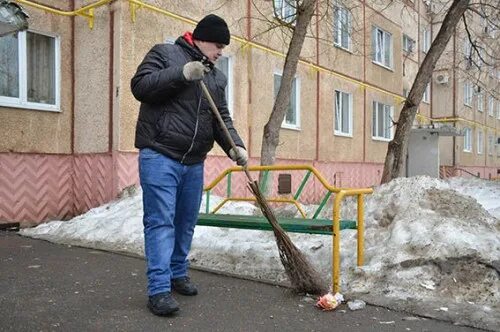 убийственный прикид мэра мусоросборник. дворник живет в мусорокамере. кокошкино. дворник в питере. где живут дворники.