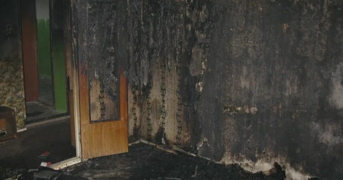 Сгоревшая комната. Комната после пожара. Квартира после пожара. Закопченные стены после пожара.