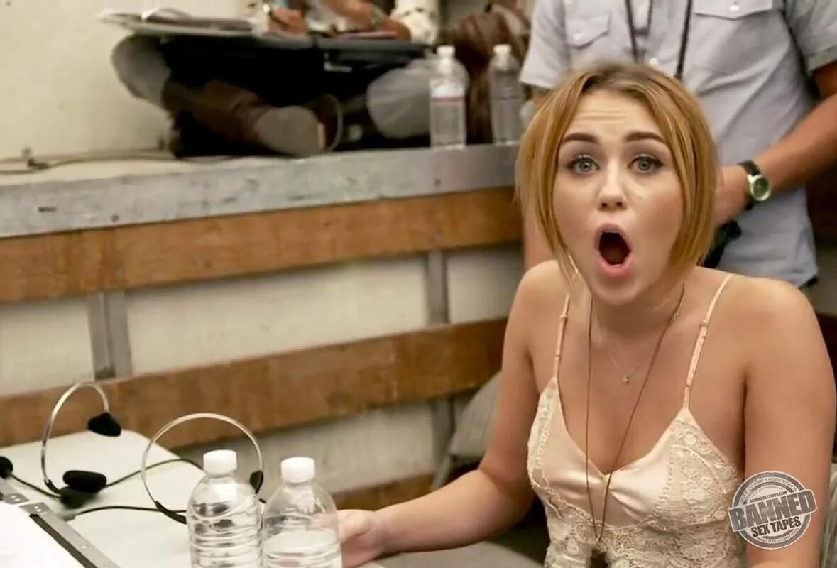 Реакция девушек. Реакция девушки на маленький. Реакция женщин на большой. Реакция девушек на огромный. Реакция девушек на вебкамеру.