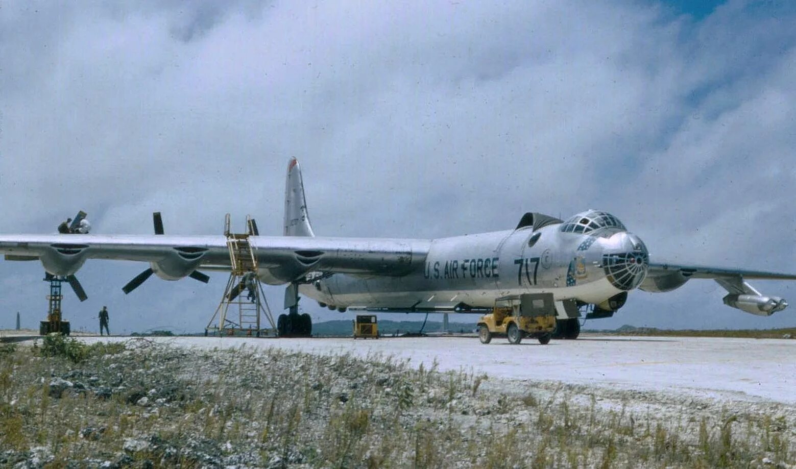 Самолёт Convair b 36. Convair b-36 кабина. Авиабаза Андерсен Гуам. В-36 бомбардировщик. Б 36 размеры