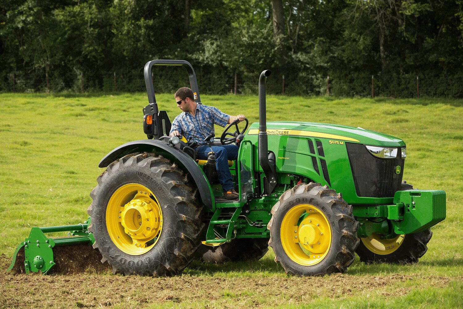 Стоит трактор. Трактор джон дир 5. трактор джон дир john deere. трактор джон дир 5075. джон дир трактор без кабины.