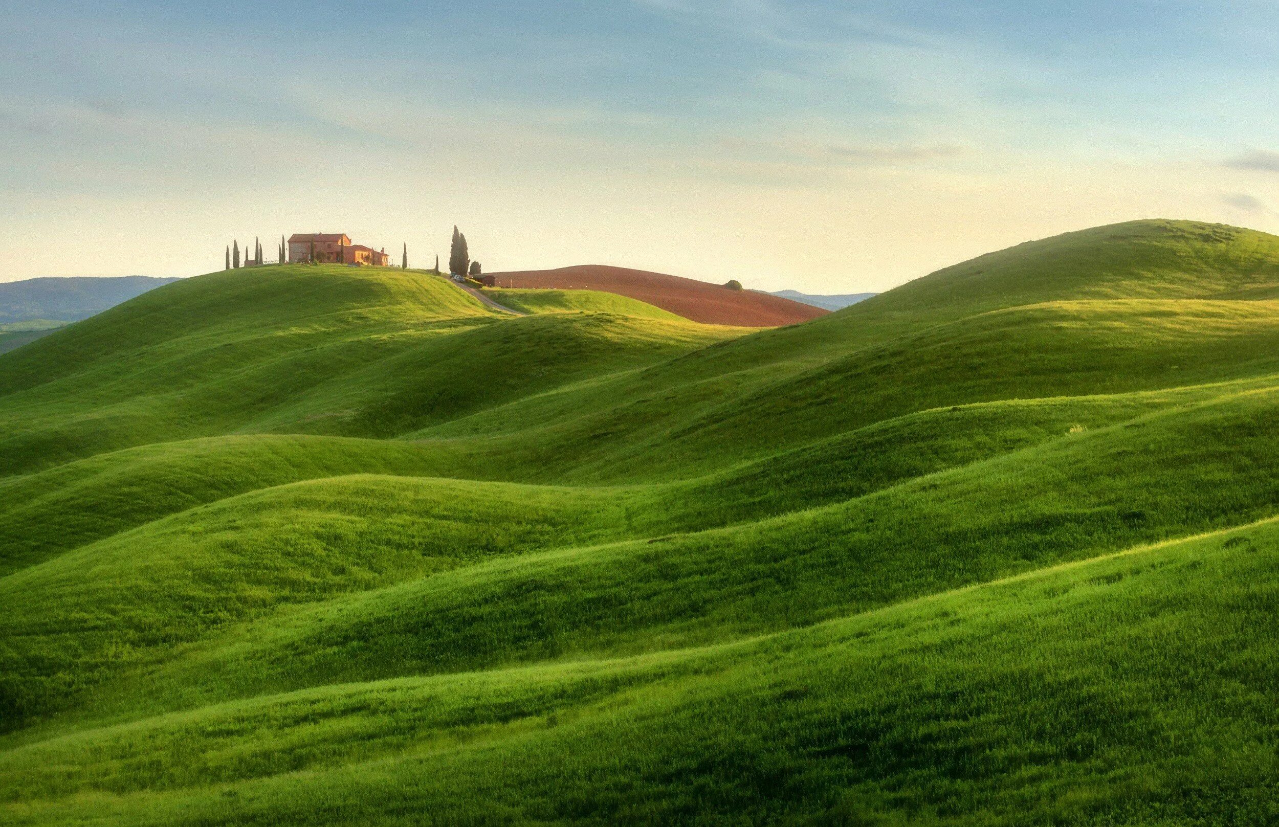 Найти холмы. Холмистая равнина Тоскана. Green Hills зеленые холмы Ирландии. Зеленое поле Тоскана. Зеленые холмы 212525.