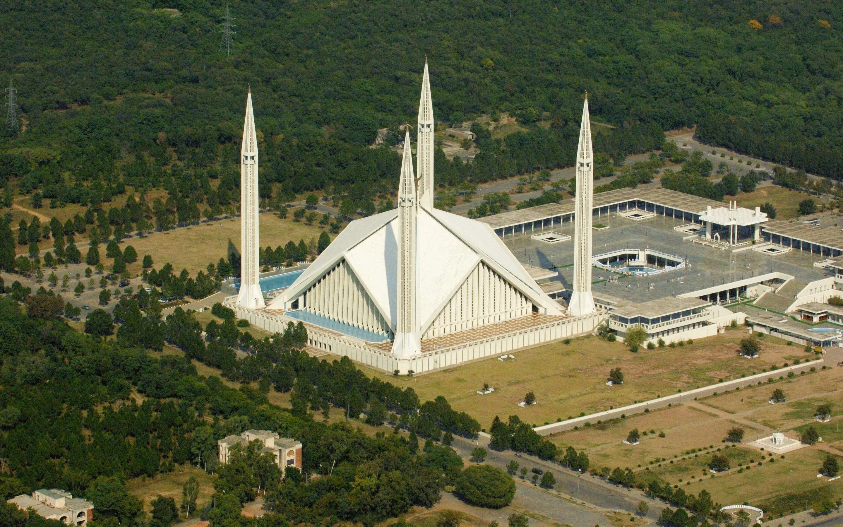 Самые крупные мечети. Мечеть Фейсал, Исламабад, Пакистан. Мечеть шаха Фейсала. Шах Фейсал мечеть в Исламабаде. Мечеть Фейсала архитектура.