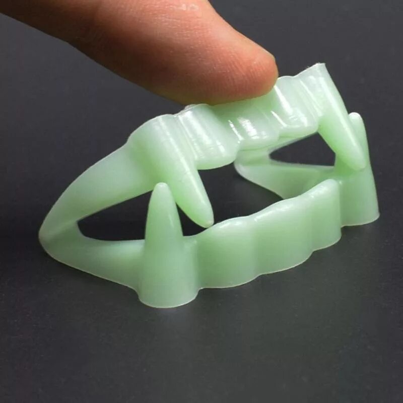 Серьги светящиеся в темноте. Светяшки для зубов. Светящиеся зубы. Светящиеся рот. Светящиеся зубы вампира.