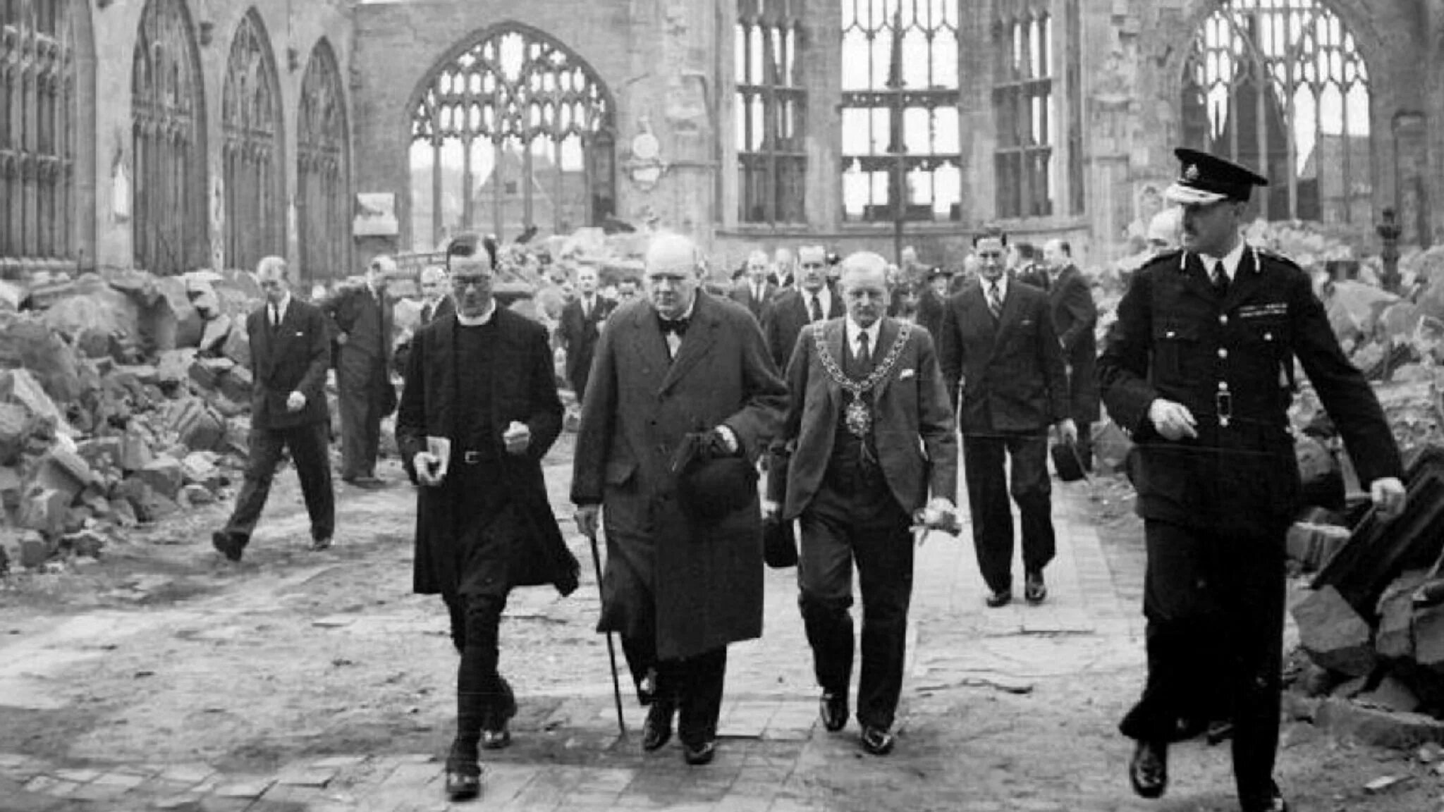2 мировая черчилля. Уинстон Черчилль 1940 Лондон. Черчилль в Ковентри. Черчилль в разбомбленном Лондоне.